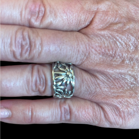 🔥2/$24 or 3/$30🔥 Vintage Bohemian Daisy decorated Ring. Size 7 - Picture 7 of 11